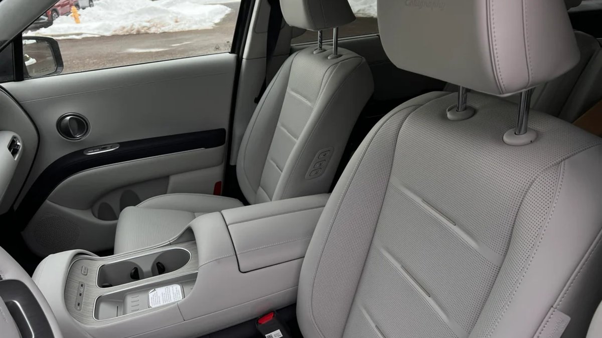 2026 Hyundai Palisade Hybrid Calligraphy interior with luxury dashboard, premium materials, center console, and modern infotainment layout