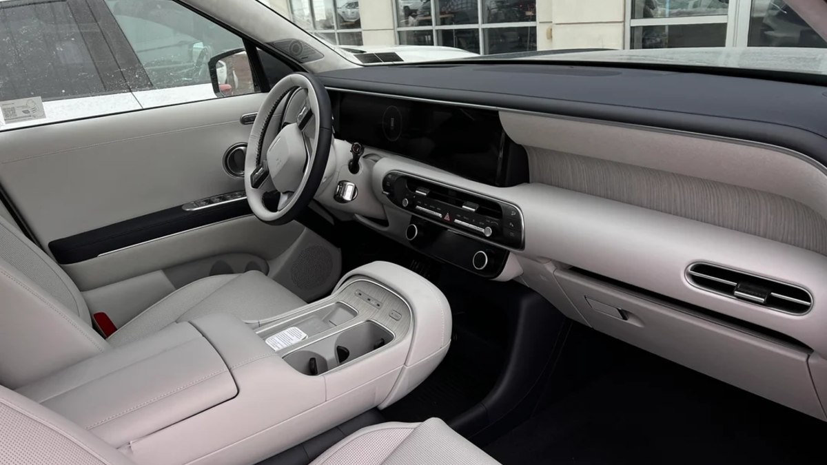 2026 Hyundai Palisade Hybrid Calligraphy front seats with perforated leather upholstery, heated and ventilated seating, and premium comfort design