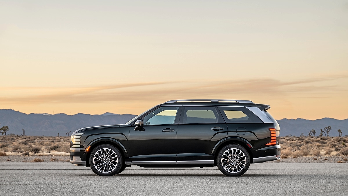 Hyundai Palisade full side profile parked on desert road