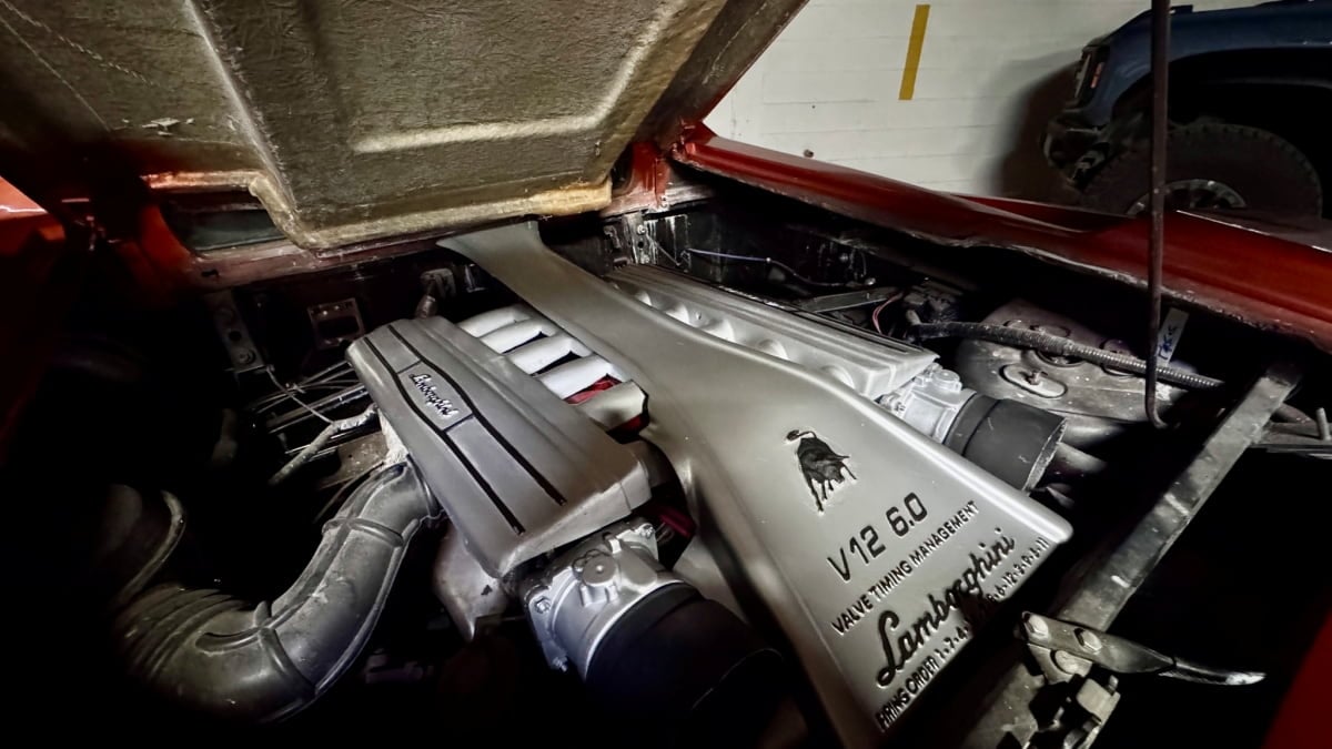 Lamborghini Diablo replica engine bay, OEM-style V-12 cover over a GM V-6 Iron Duke