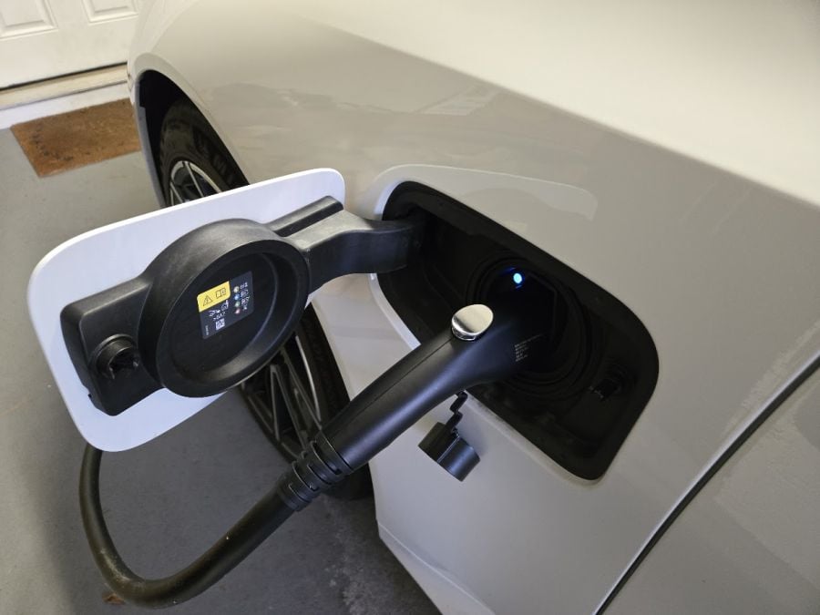 2025 BMW M5 Touring Charging