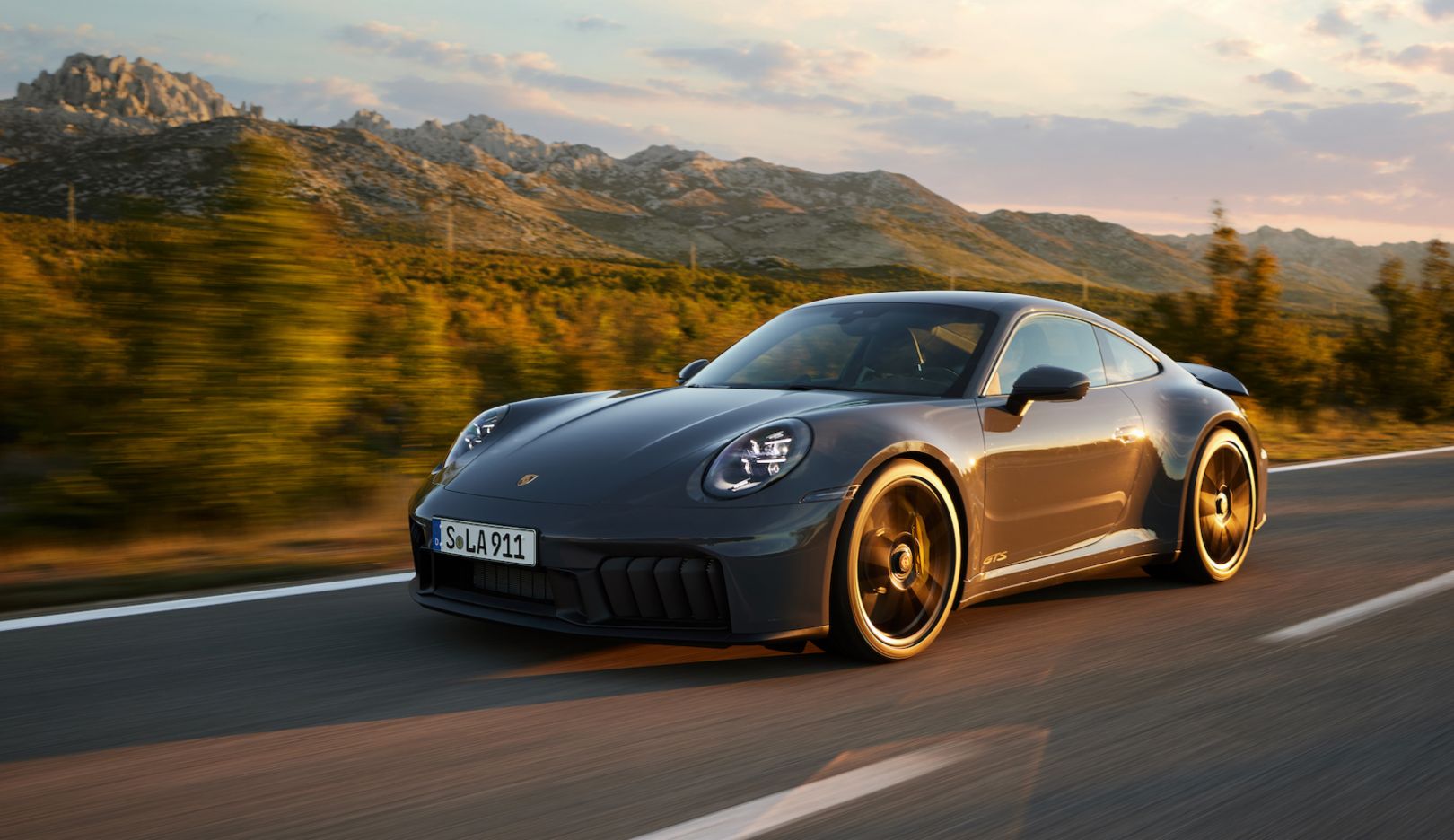 2024 Porsche 911 992.2 GTS T-Hybrid Vs. Chevrolet Corvette E-Ray Hybrid Comparison 