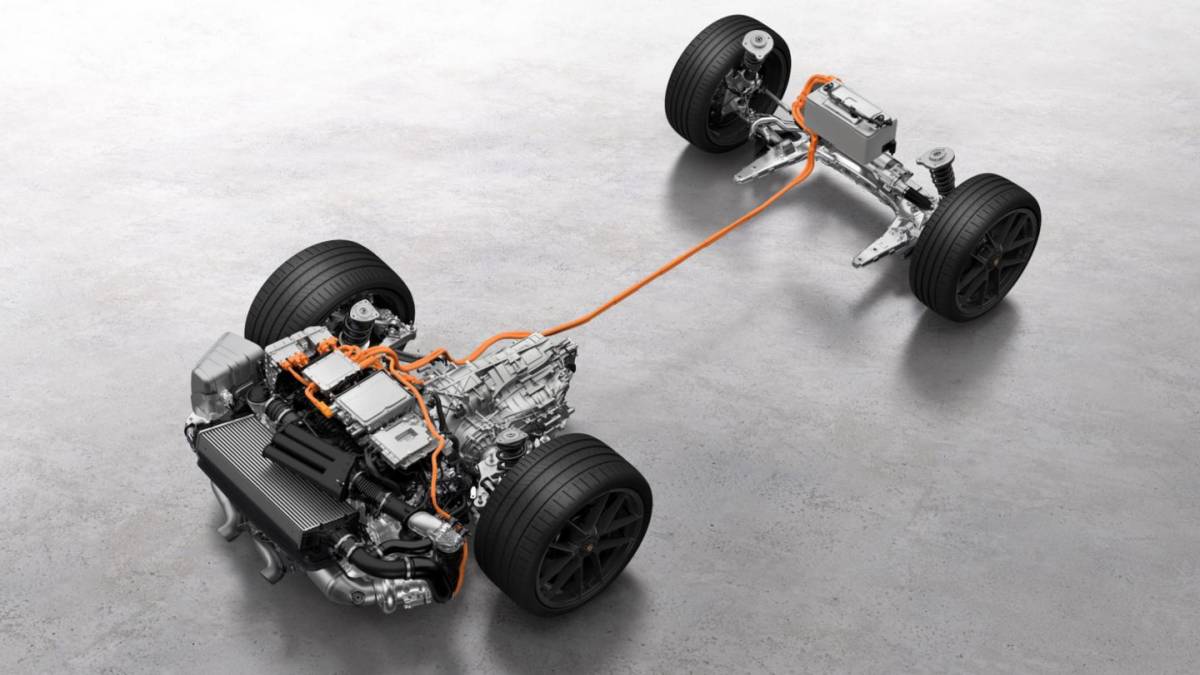 2024 Porsche 911 992.2 GTS T-Hybrid Vs. Chevrolet Corvette E-Ray Hybrid Comparison 