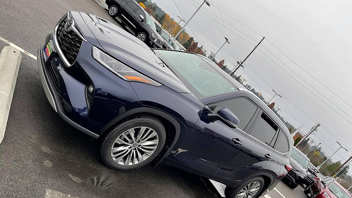 Seattle owner Omar Andrade's 2022 Toyota Highlander parked in a lot on a cloudy day
