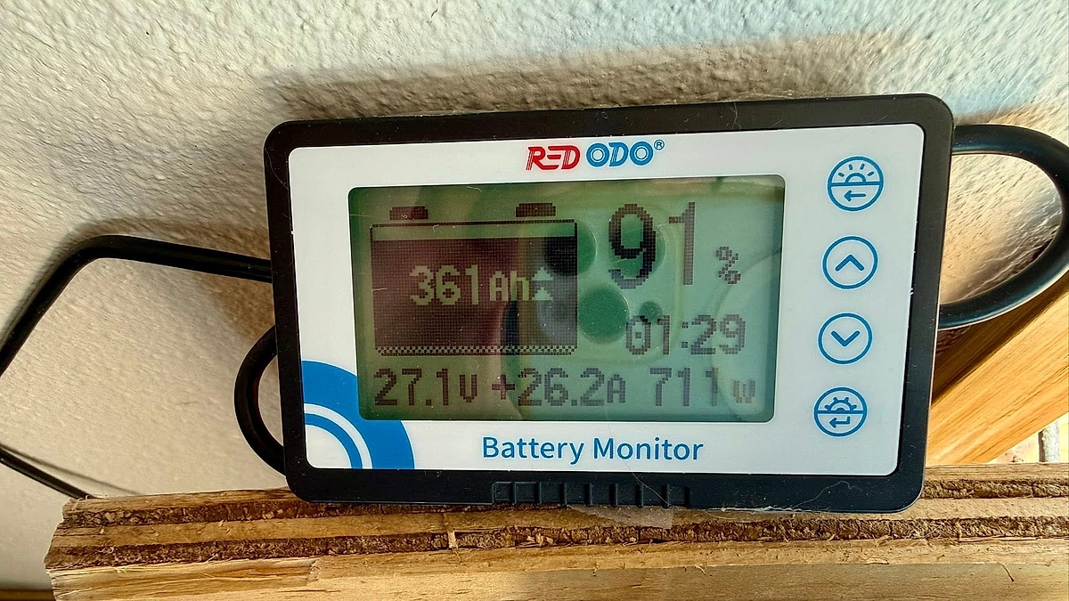 Battery monitor showing charge level voltage and power usage