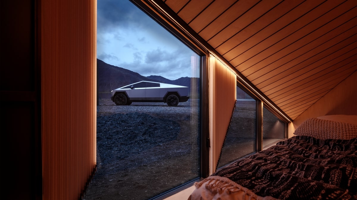 Tesla owner narrowly avoids an accident du to trusting the car's FSD too much