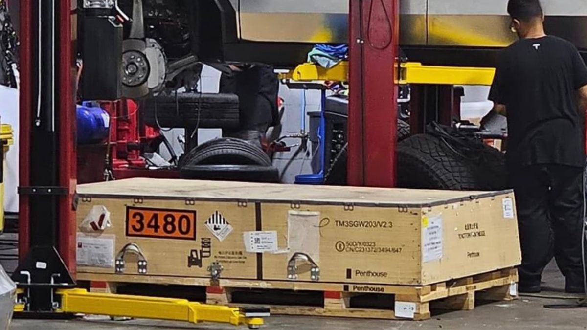 Tesla Cybertruck with a mysterious box