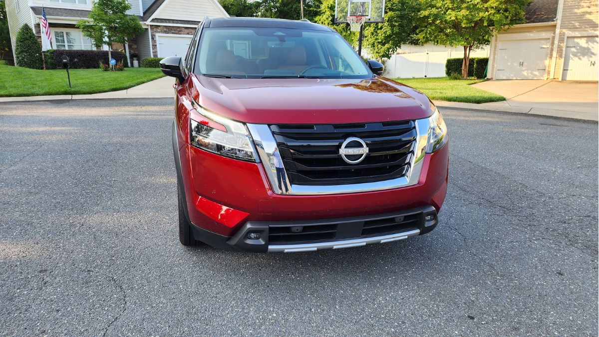 The 2023 Nissan Pathfinder Platinum 4WD front exterior