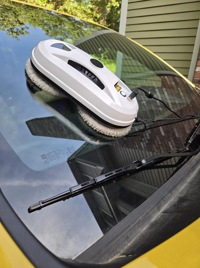 Windshield cleaning robot image by John Goreham