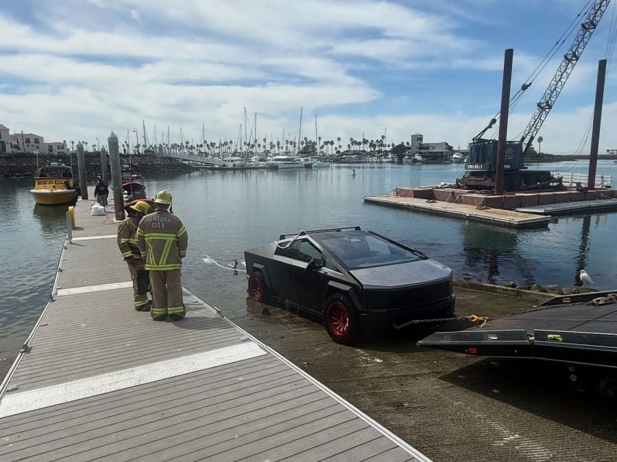 Cybertruck extraction courtesy TowboatUS