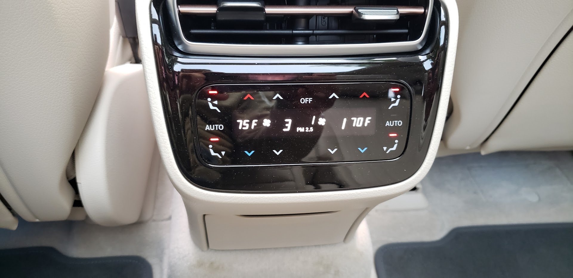 Image of the Mercedes-Benz EQS 580 passenger display by John Goreham