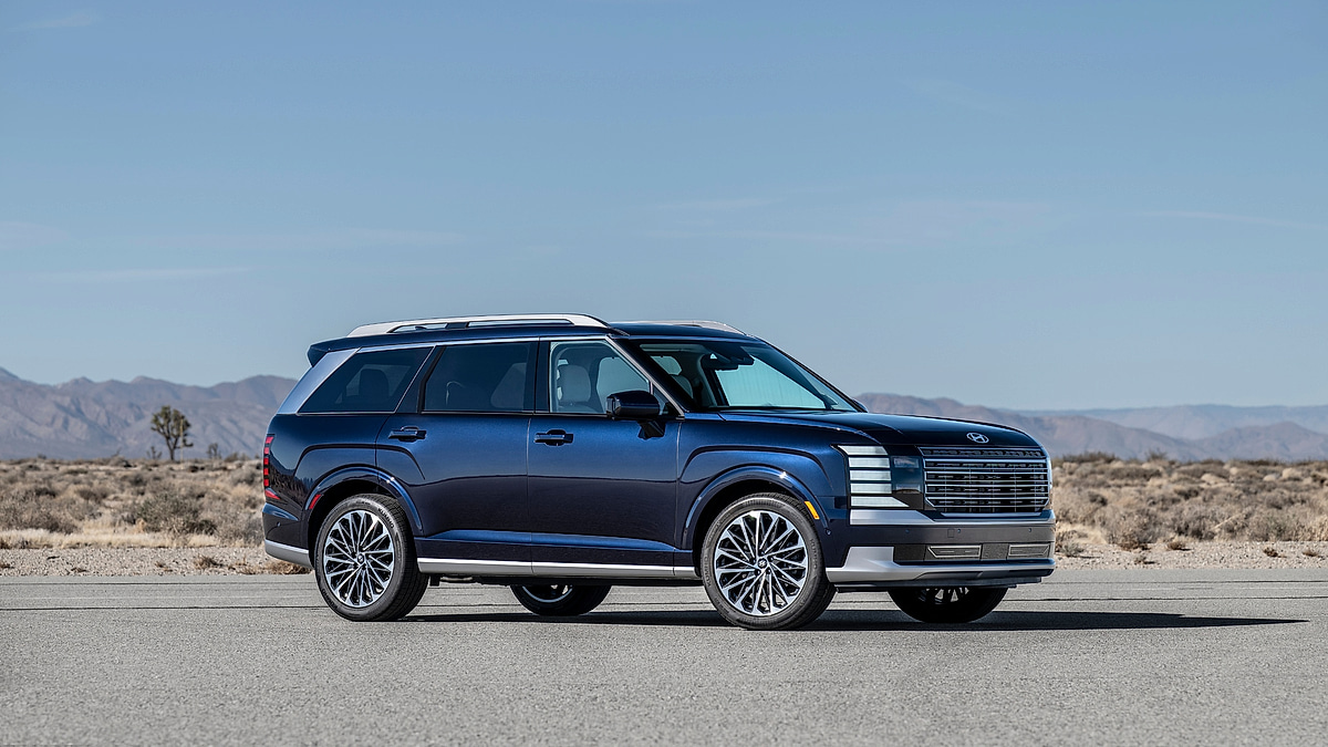 Hyundai Palisade side profile in desert landscape