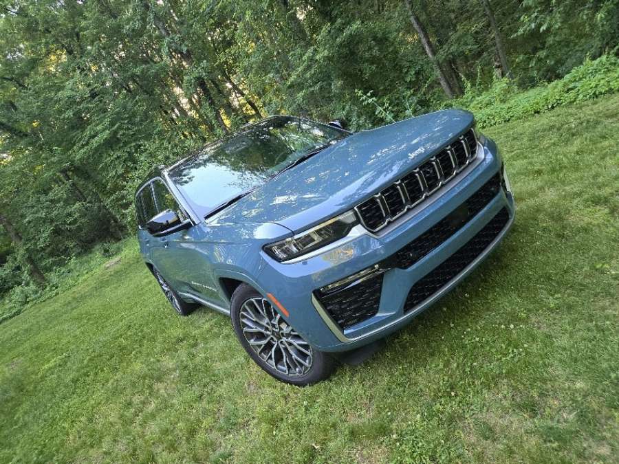 2026 Jeep Grand Cherokee Summit 4X4 Front View