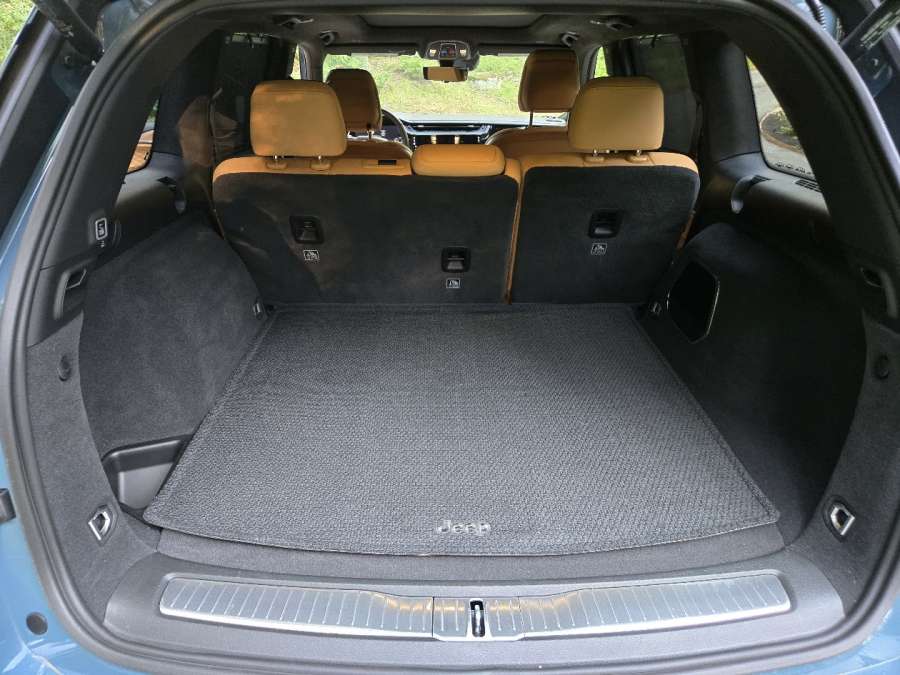 2026 Jeep Grand Cherokee Summit 4X4 Cargo area