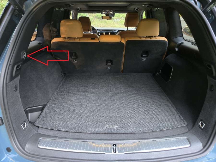 Jeep Grand Cherokee Tailgate Button Highlighted