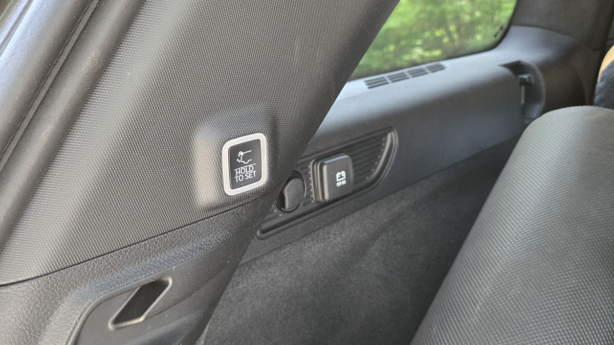 2026 Jeep Grand Cherokee Summit 4X4 Tailgate button