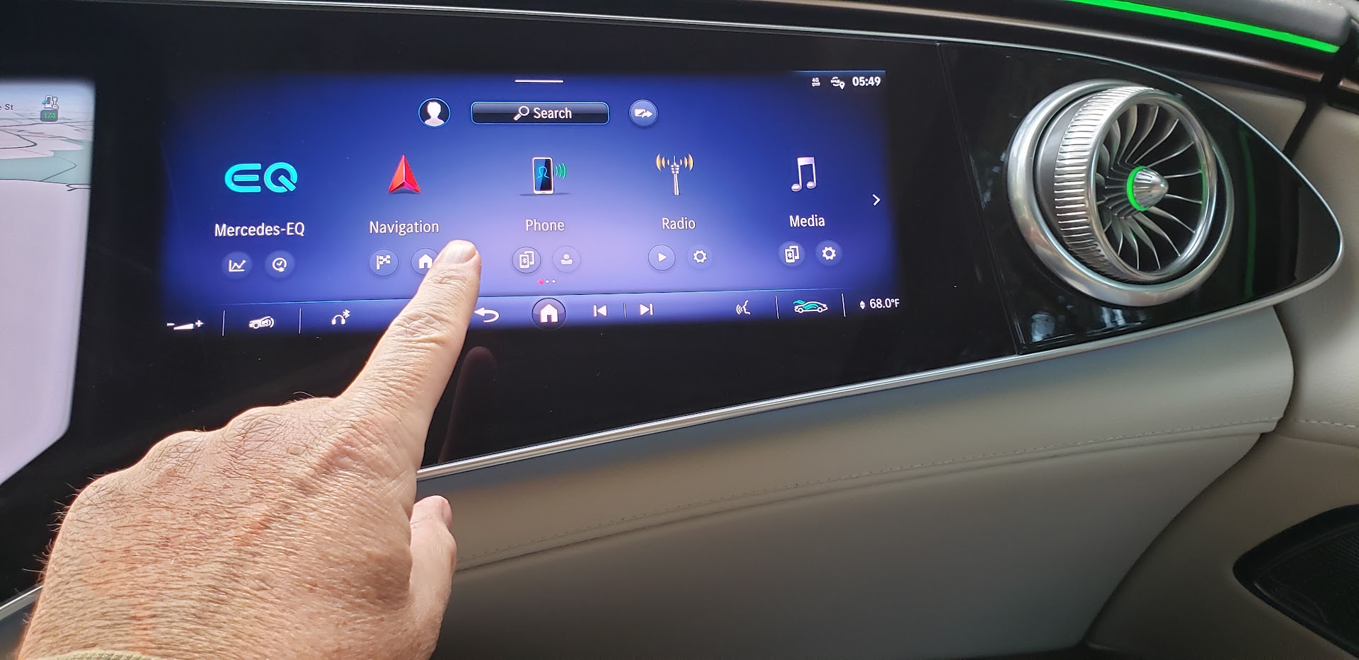 We Review Mercedes-Benz' EQS Massive 44-inch Infotainment Screen Array