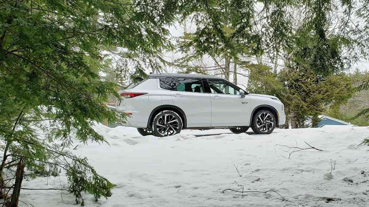 Mitsubishi Outlander PHEV being tested in snow by John Goreham