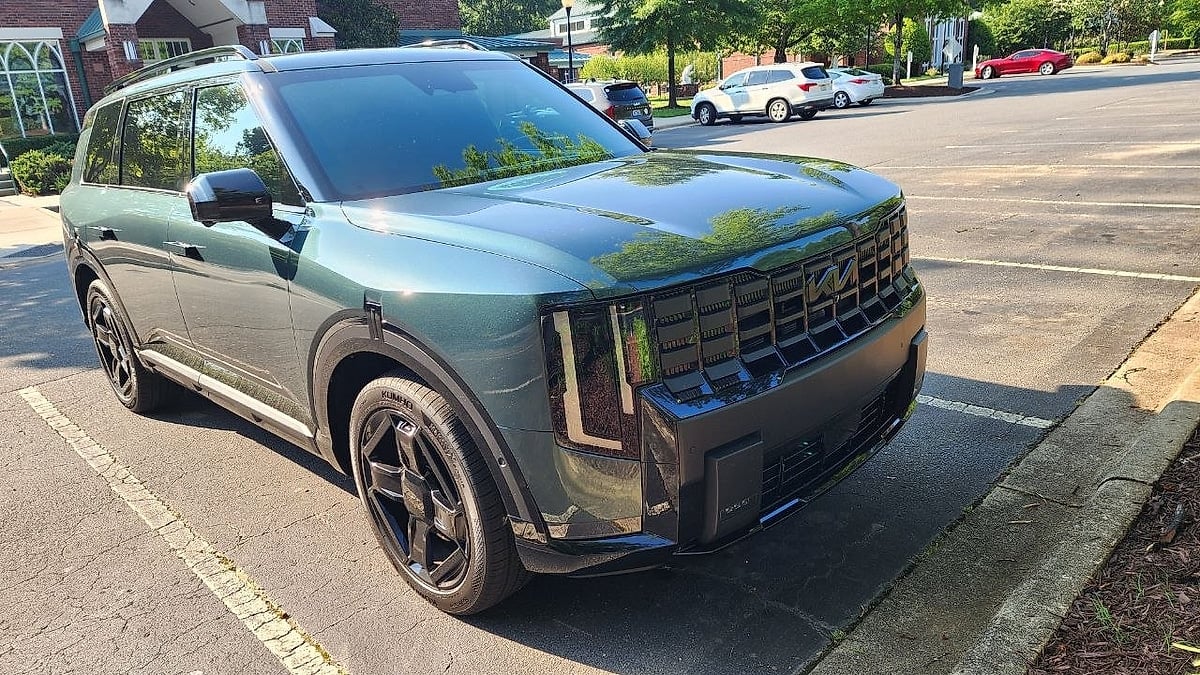 The front grille of the 2027 Kia Telluride Hybrid and the notches on the fender.