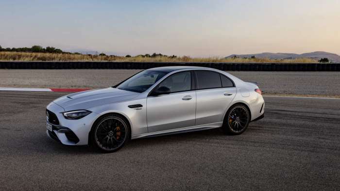 Side view of the new Mercedes-AMG C 63 SE Performance