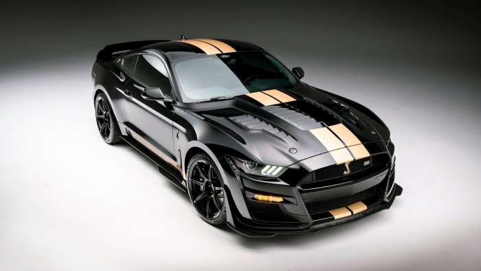 Image showing the vented carbon fiber hood of the Shelby GT500-H