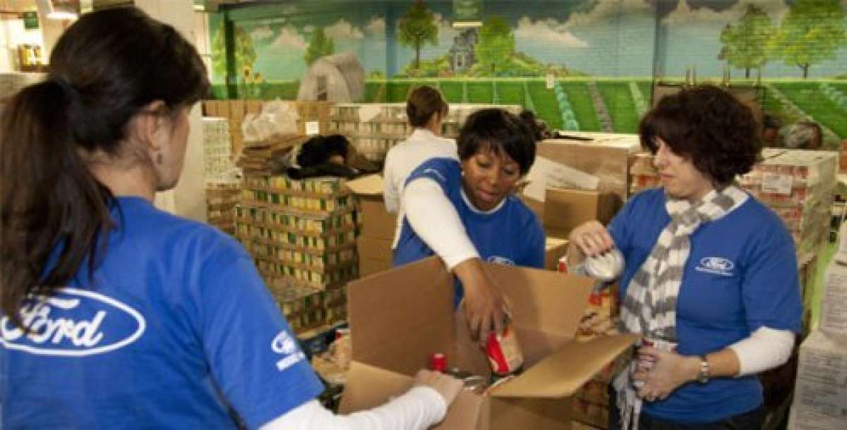 Ford volunteers at a food bank (courtesy Ford Motor Co)
