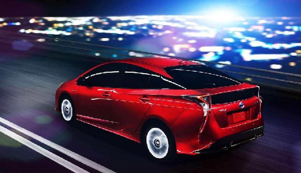 Why KBB Picks 2016 Toyota Prius Over EVs as Favorite
