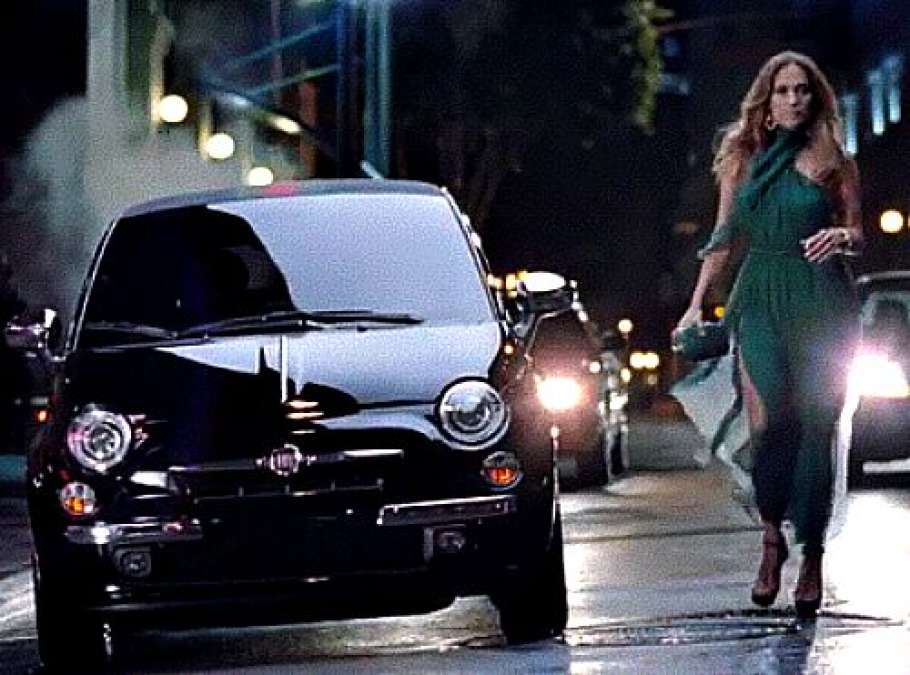 A scene from the Fiat Elegance commcerical featuring Jennifer Lopez