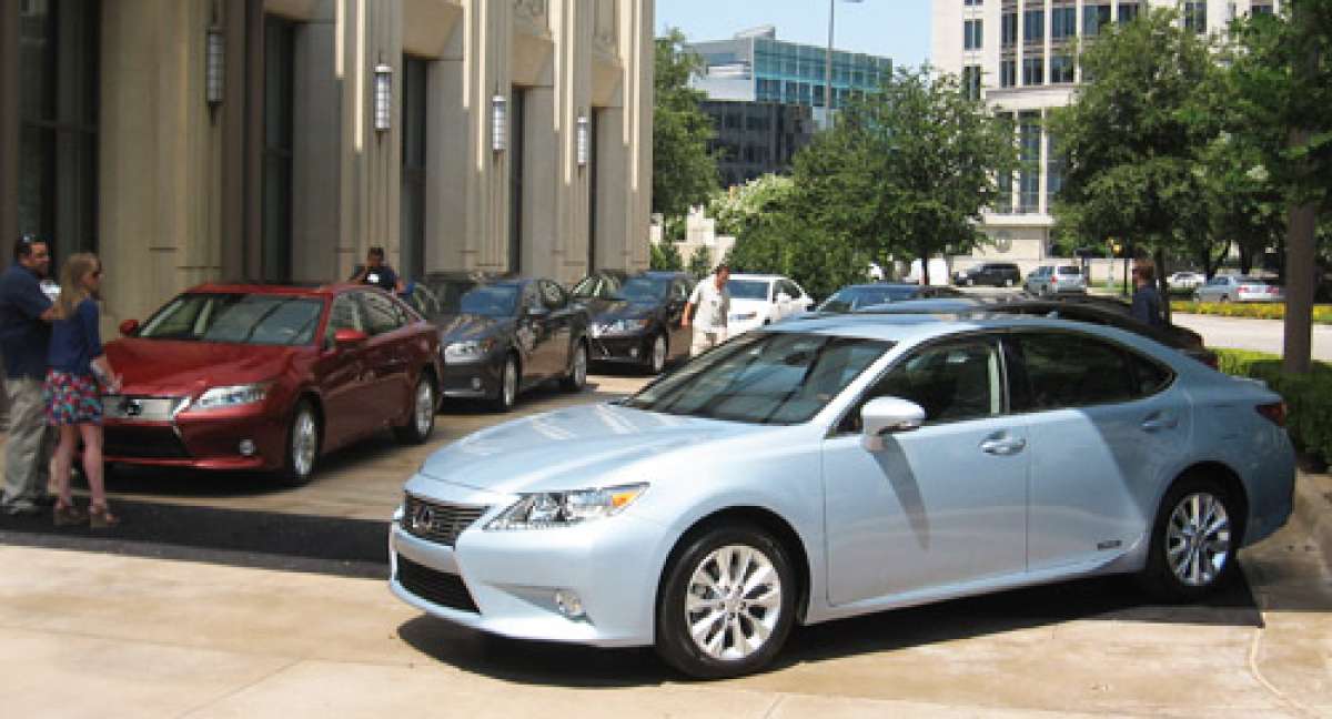 A bevy of 2013 Lexus ES 350 and ES 300h models were made availble in Dallas ©DRB