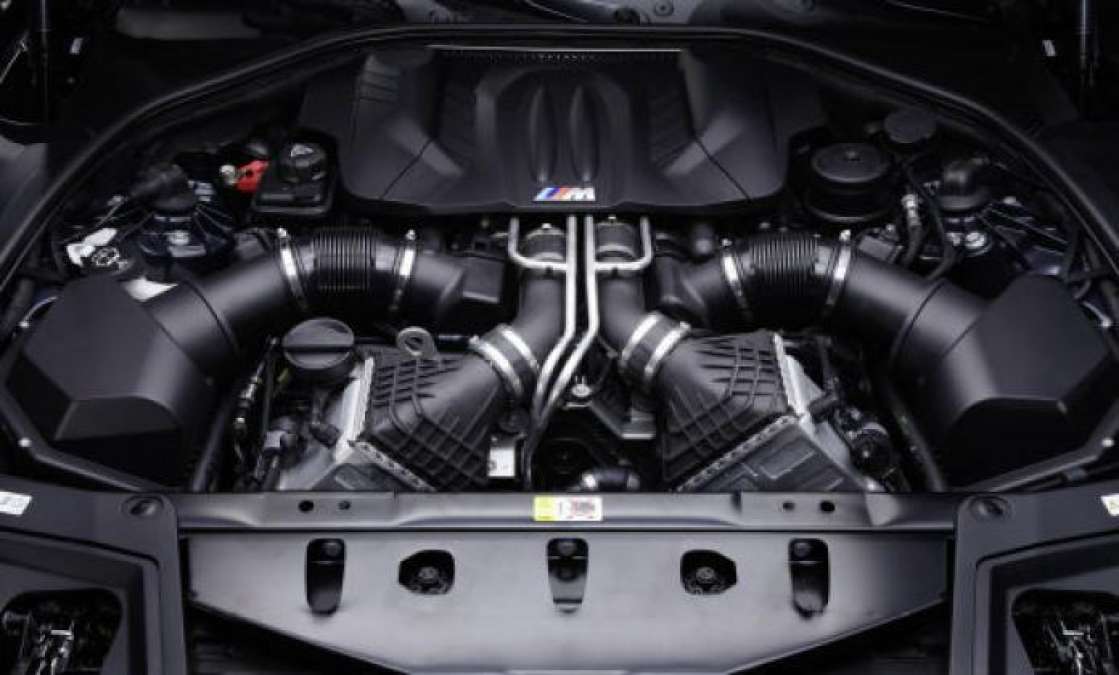 The 4.4L twin turbo V8 of the 2013 BMW M5