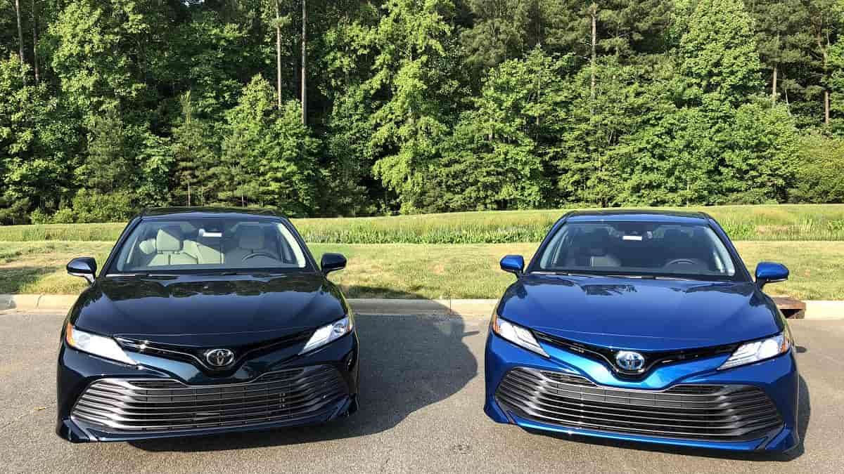 2019 Toyota Camry XLE vs. Camry XLE Hybrid