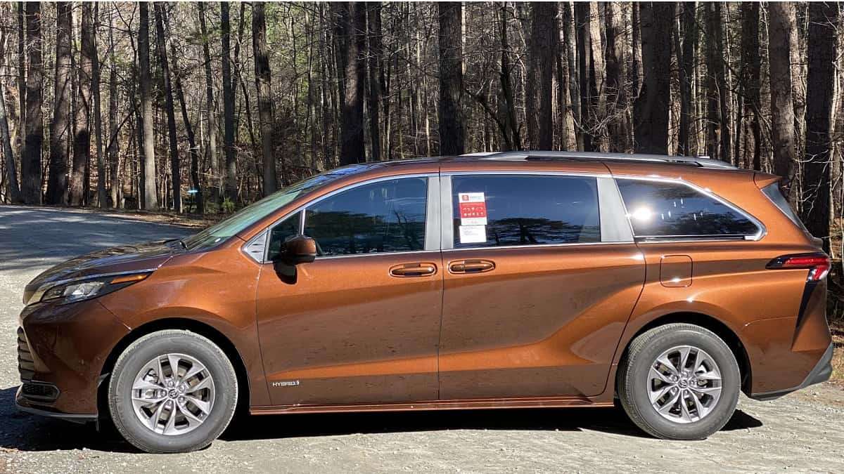 2021 Toyota Sienna LE Sunset Bronze Mica profile view driver side front end
