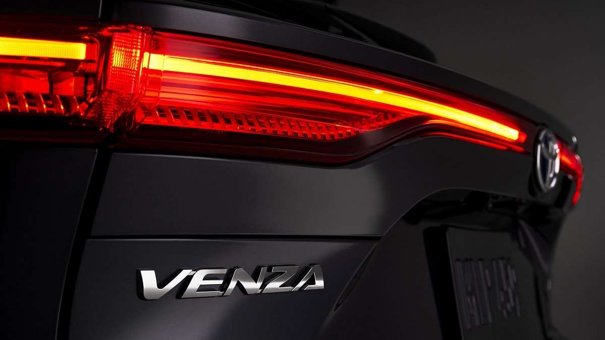 2021 Toyota Venza Limited rear end LED taillights