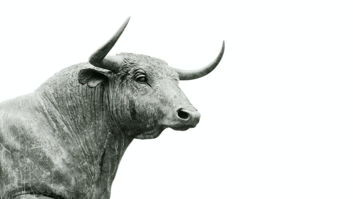 Image of a statue of the head, shoulders, and horns of a bull.