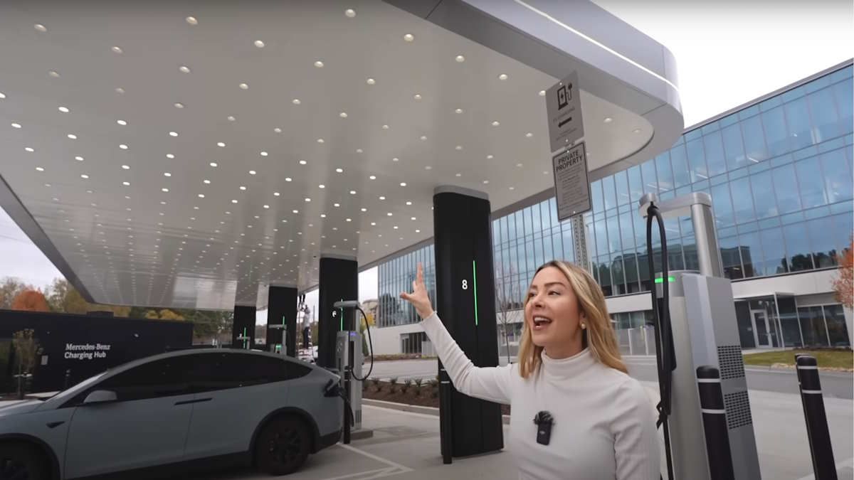 Charging a Tesla at a Luxury Mercedes-Benz Charging Station in America: Up to 500 kWh Charging