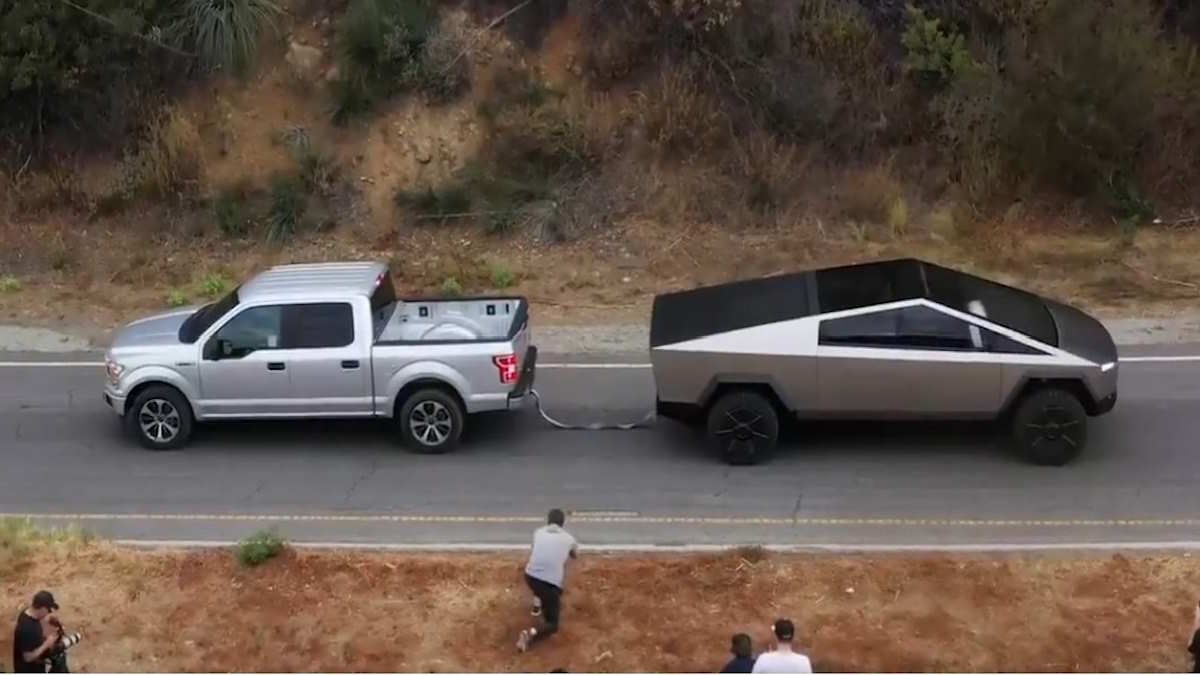 Tesla Cybertruck and Ford F150 in Tug of War - Who Won?
