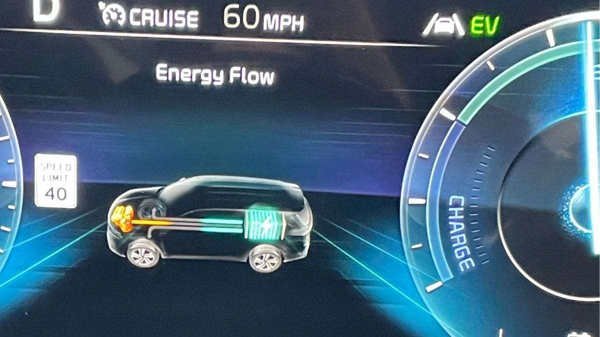 Energy flow between gas engine and battery in Kia Sorento PHEV