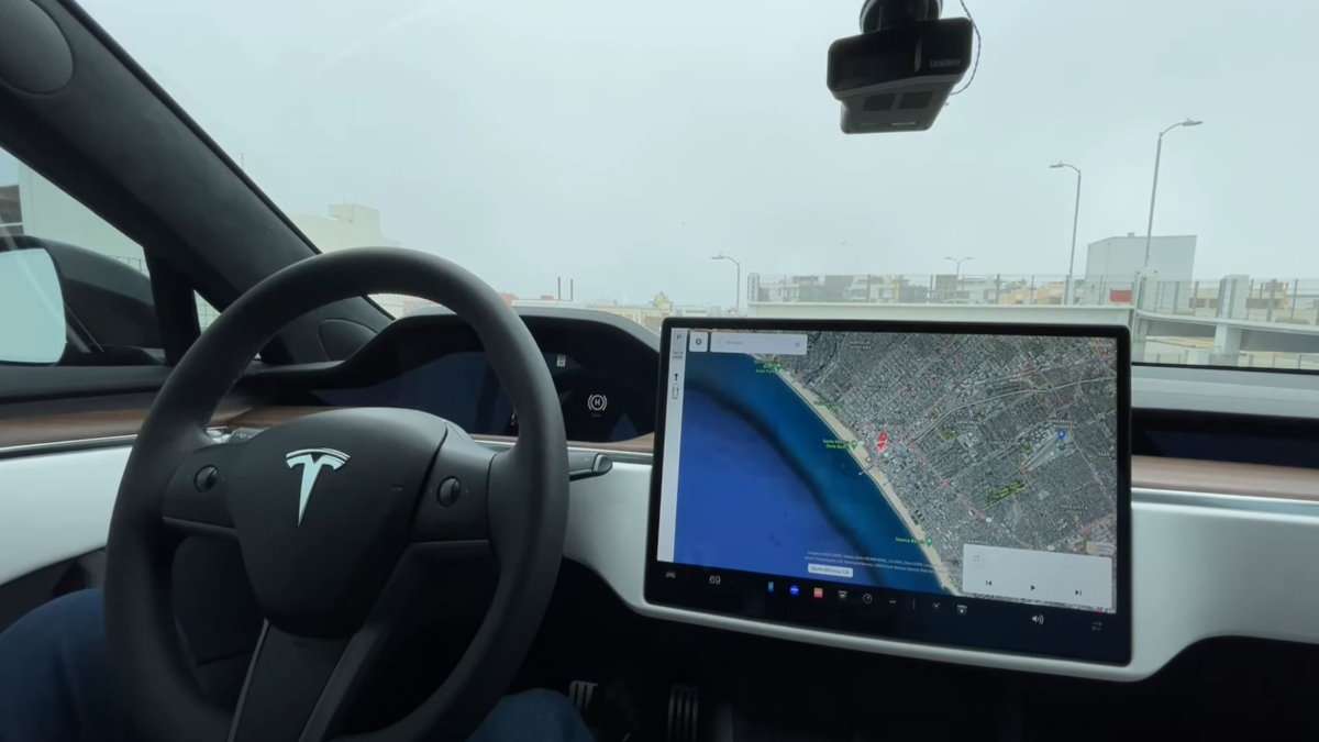 Model S Plaid With Normal Steering Wheel