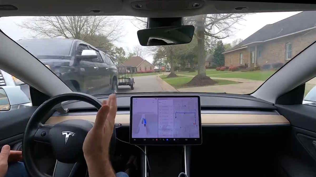 Tesla FSD Avoids Oncoming Truck By Driving Up On a Curb To the Right