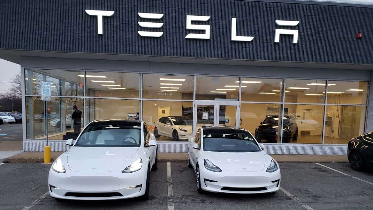 Image of Tesla retail space with Model Y and Model 3 by John Goreham