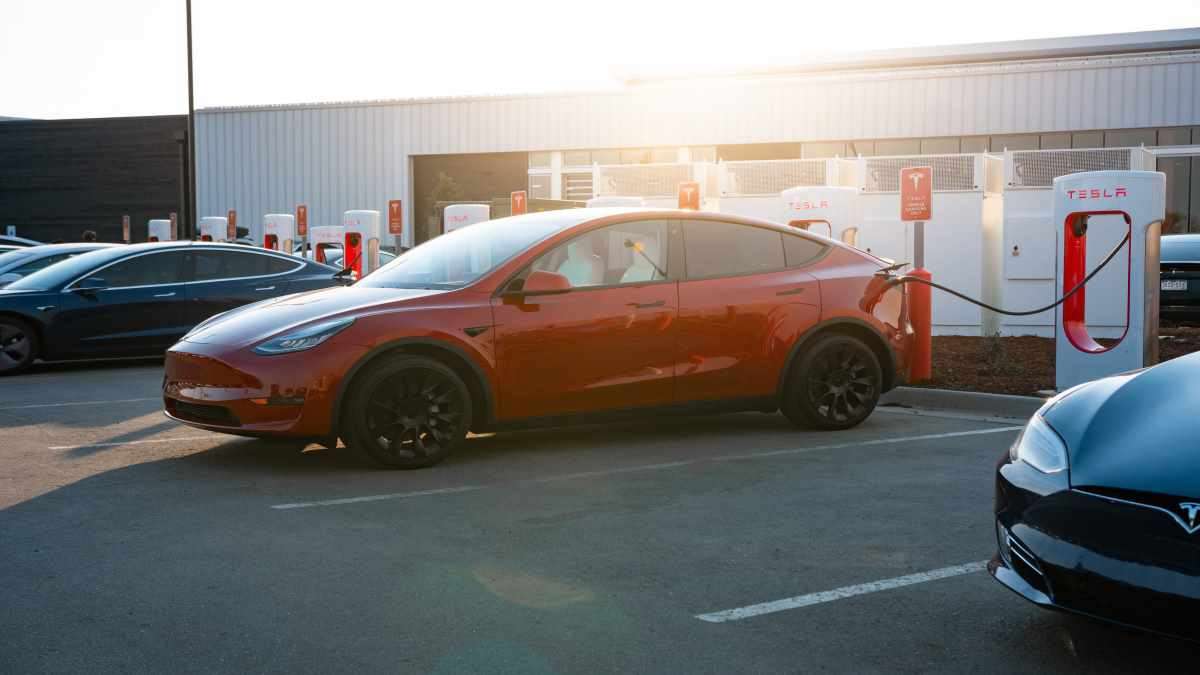 Tesla Superchargers -VS- CCS Charging Stations: The Differences