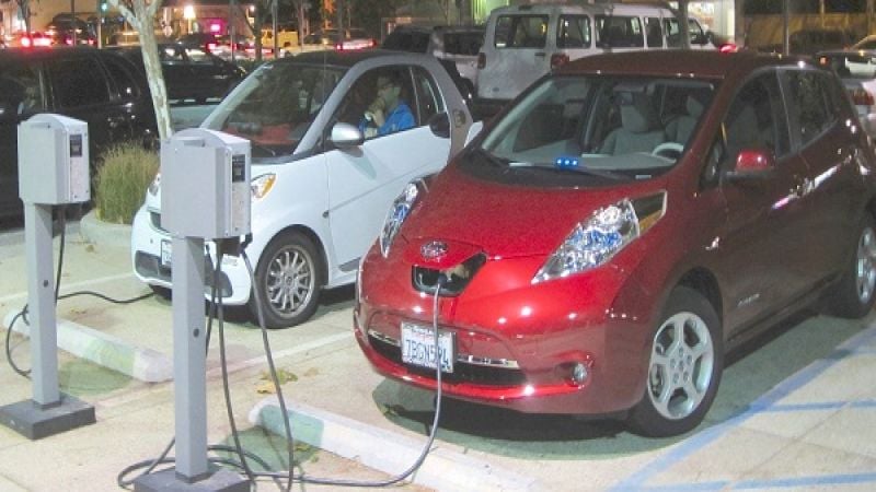 2013 Nissan LEAF SV charging