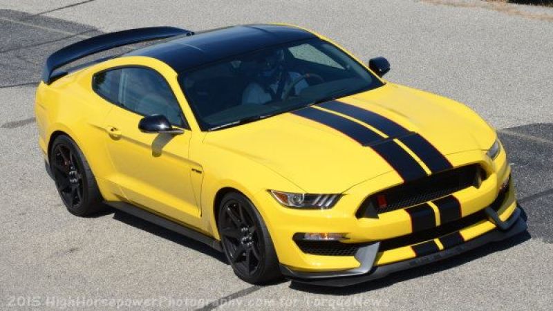 Ford Shelby GT350R Mustang in yellow and black