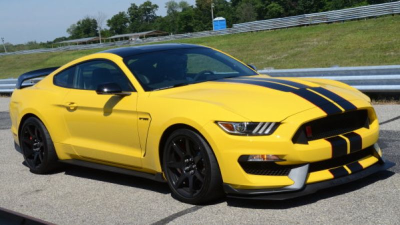 Ford Shelby GT350R Mustang in yellow and black