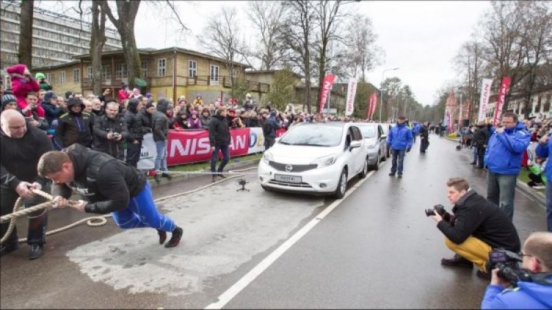 Savickas pulling 12 Nissan Note cars