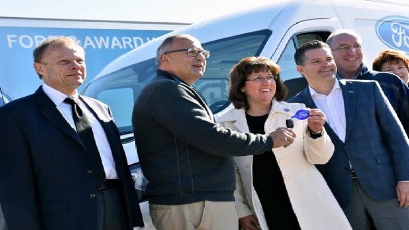 Ford pairs teen driver instruction with feeding the hungry