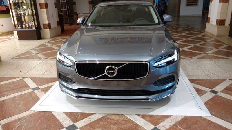 2017_Volvo_S90_Inscription