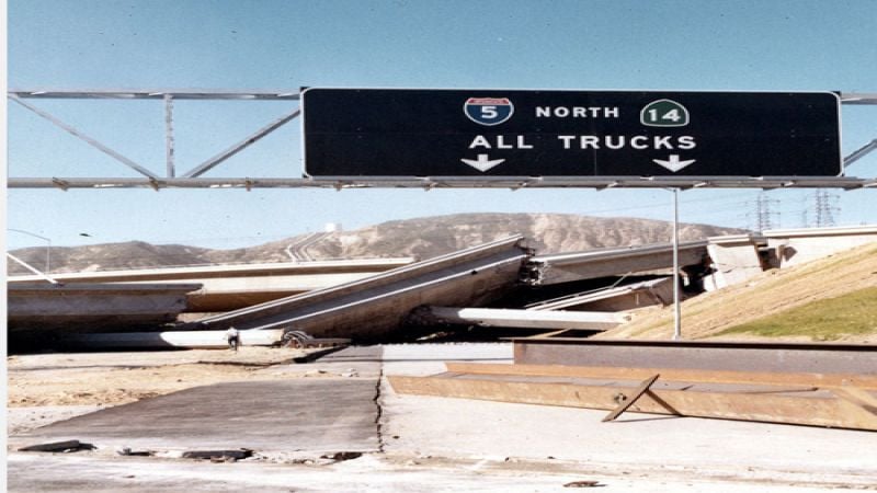 Newton Pass interchanged collapsed in the San Fernando earthquake of 1971. No ©