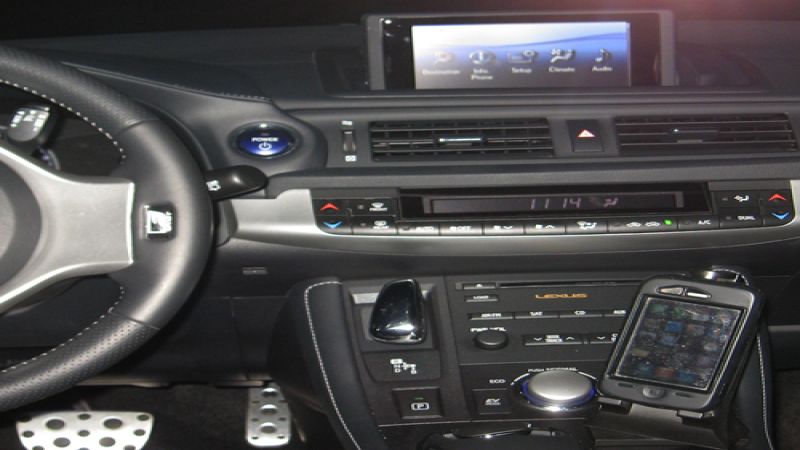 Center console distractions. Photo © 2013 by Don Bain