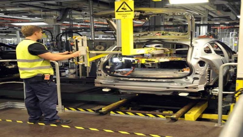 Technician Erik Fjeelheim maneuvers the 140 kg, lithium-ion battery pack into th